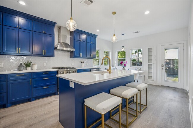 Building Photo - 515 E 9th St