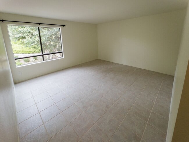 Building Photo - Large 2bed/ 2 bath corner unit in the heart of Silverlake with Hot Tub, Pool, Gated Parking and P...