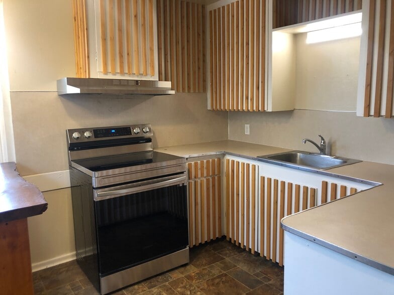 Building Photo - 1068 NE B St