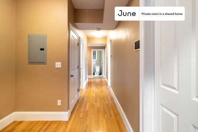 Building Photo - Private bedroom in 4 bed/2 bath Home