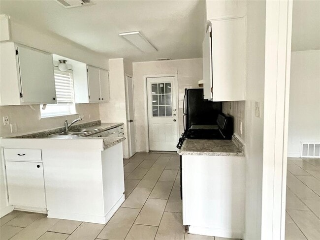 Building Photo - 10806 Humington Dr