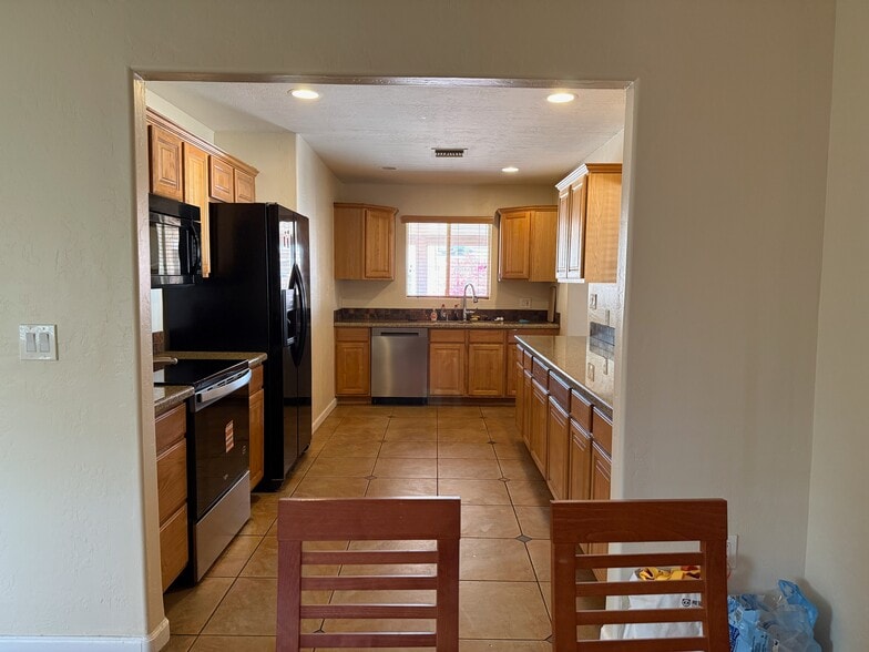 Building Photo - 722 E Encanto Dr