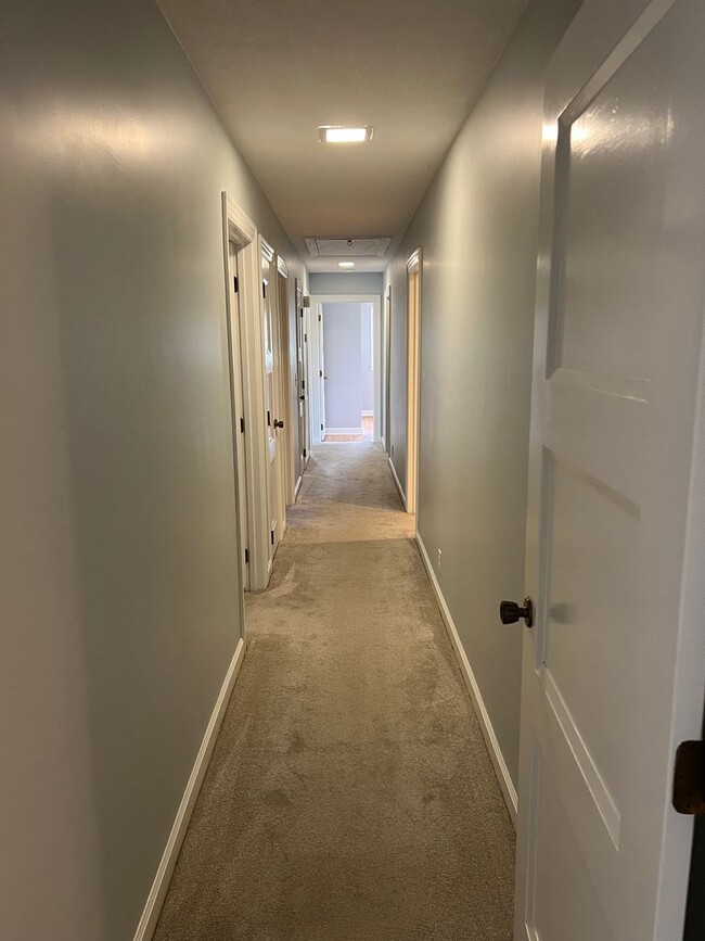 Building Photo - Single Family Home on almost an acre, 4 be...