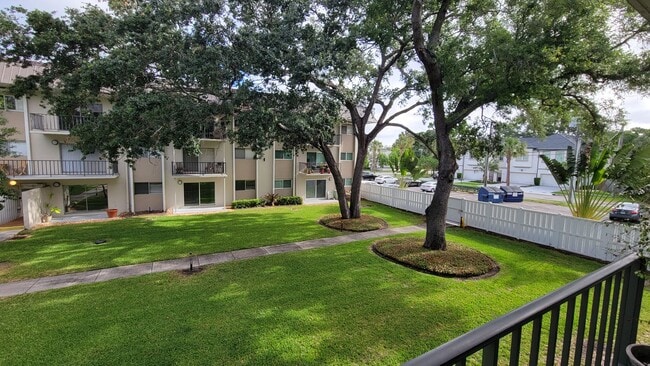 Building Photo - Charming 1BR Condo in Prime Westshore Location – Move-In Ready!