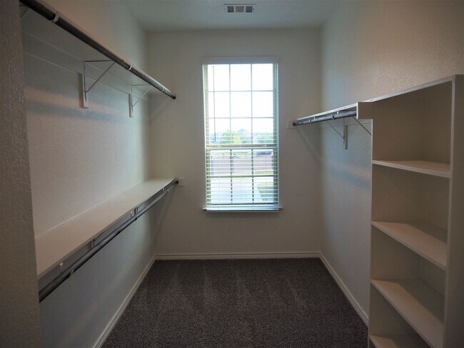 Building Photo - 2407 Klamath Dr