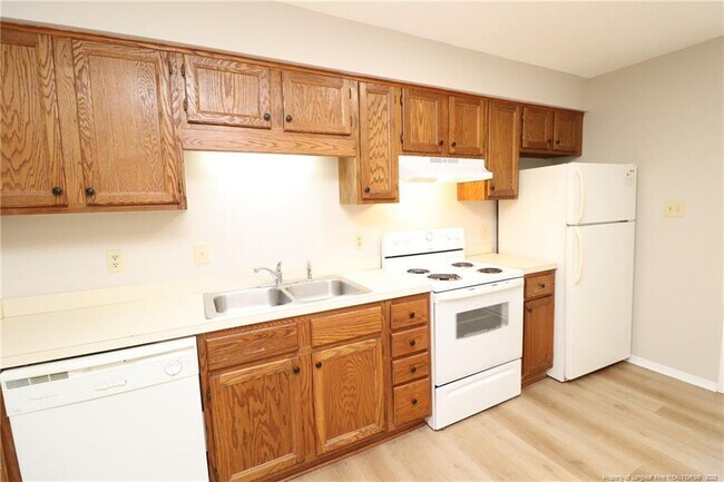 Building Photo - 3901 Lexington Dr