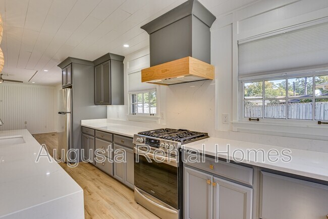 Building Photo - 3137 Edinburgh Dr