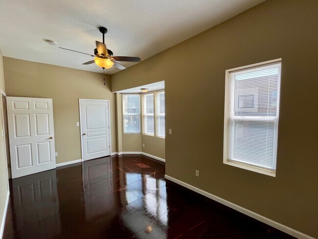 Building Photo - 105 W Market St