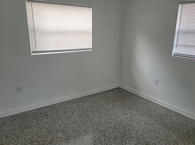 Building Photo - 3 Bedroom 2 Bath with Fenced in Yard
