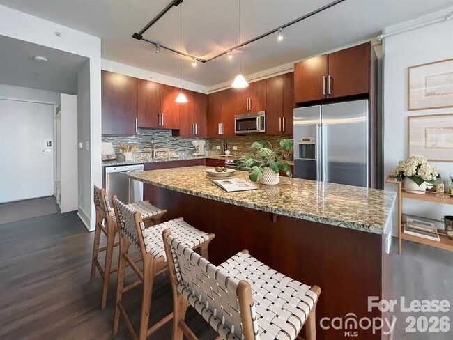 Building Photo - 215 N Pine St