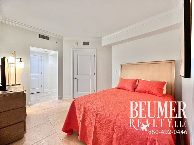 Building Photo - Upscale 3 BR 3 BA furnished Condo On the Gulf for 12 Month Lease