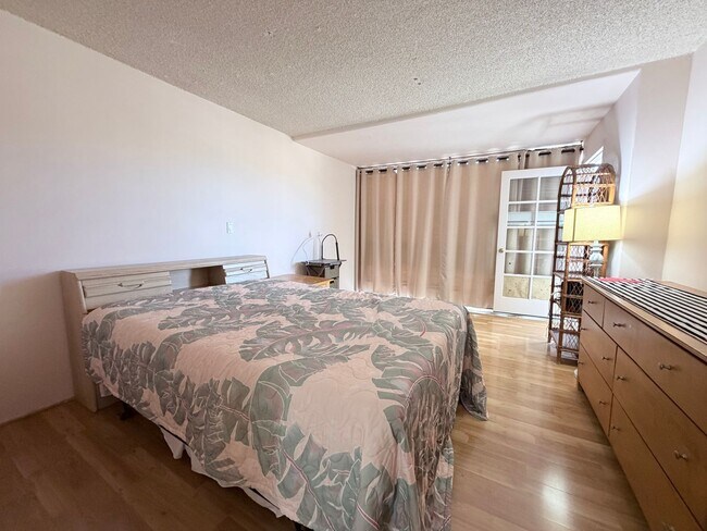 Building Photo - Kahala Towers 3BD/2BA Condo with 1 Parking – Available Now