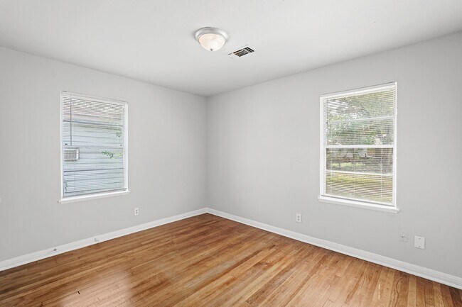 Building Photo - 5830 Glenhurst Dr