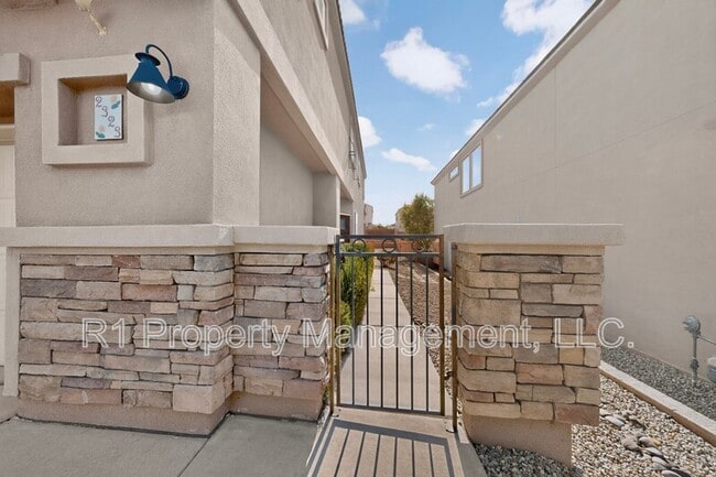 Building Photo - 2323 Margarita Dr SE