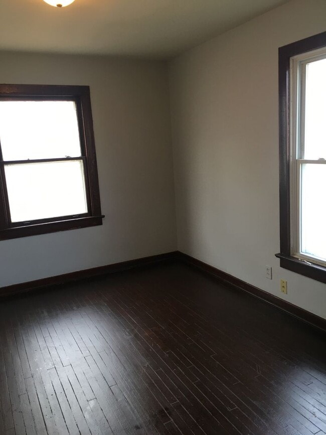 Building Photo - Spacious 5 Bedroom 2 Bath Home, with 2 bedrooms and bath on main level