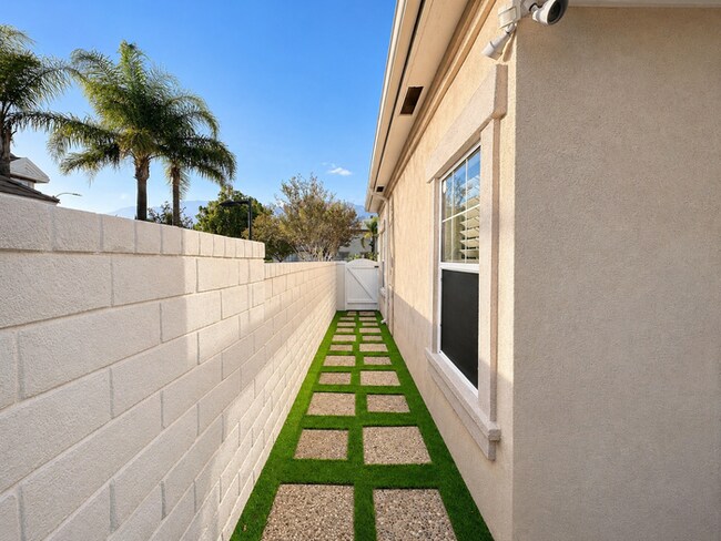 Building Photo - Furnished 4BR + Office | Putting Green Yard