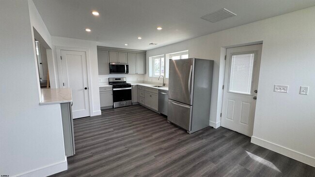 Building Photo - 566 N Elberon Ave