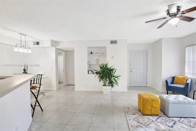 Building Photo - 9999 Summerbreeze Dr