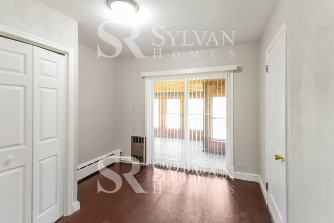 Building Photo - Remarkable Value. Unbeatable Location!