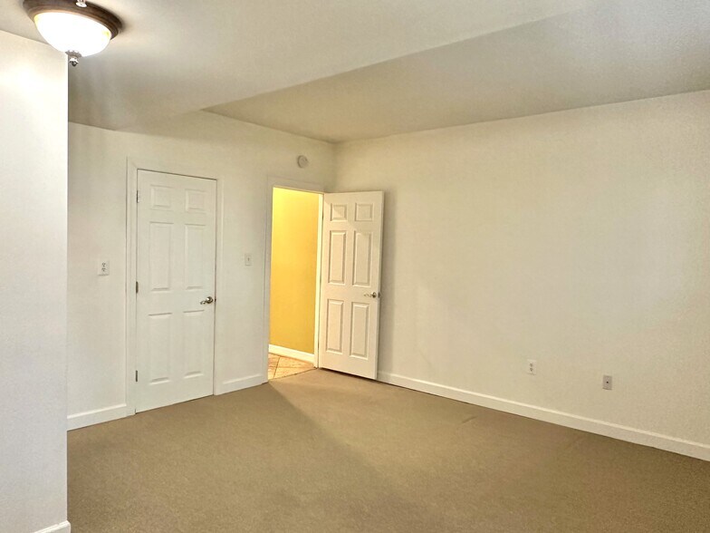 Building Photo - 11404 Glenn Dale Ridge Rd