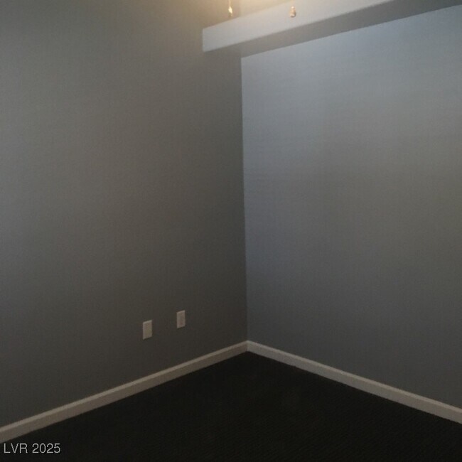 Building Photo - 950 Seven Hills Dr