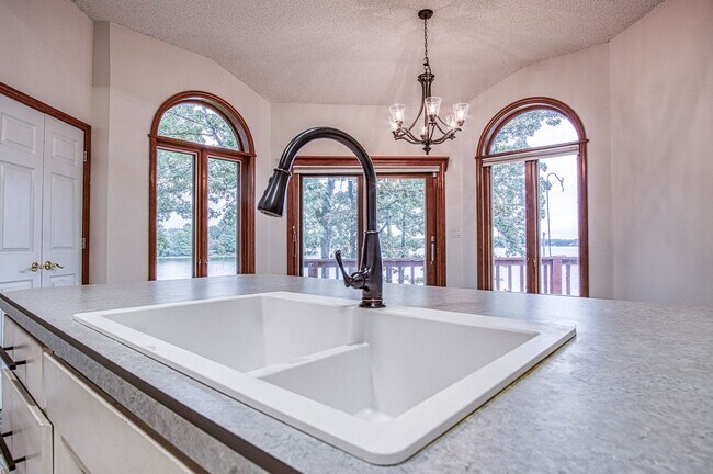 Building Photo - Lake Balboa | Home | Unfurnished