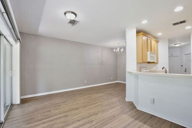 Building Photo - Beautiful 2/2.5 Cozy Townhome with a 1 Car Garage in the Gated Community of Victoria Pines - Orlando