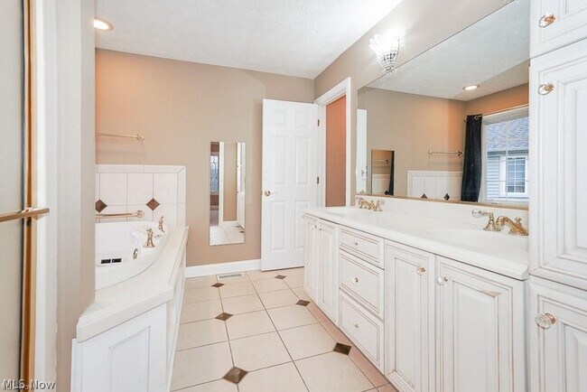 Building Photo - 3729 Edgehill Dr