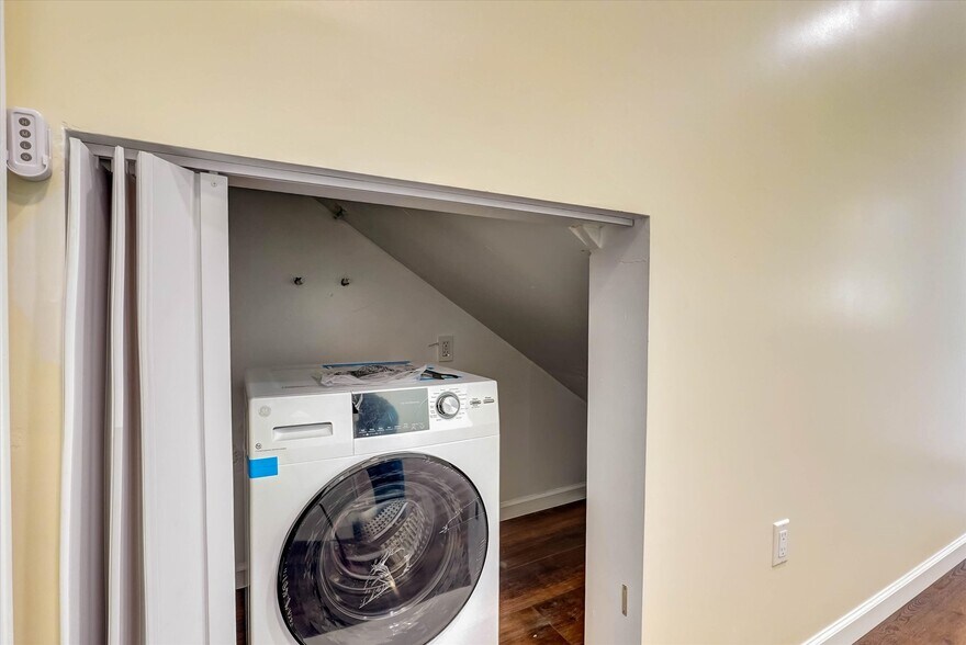 Building Photo - 17095 Kingsbury St