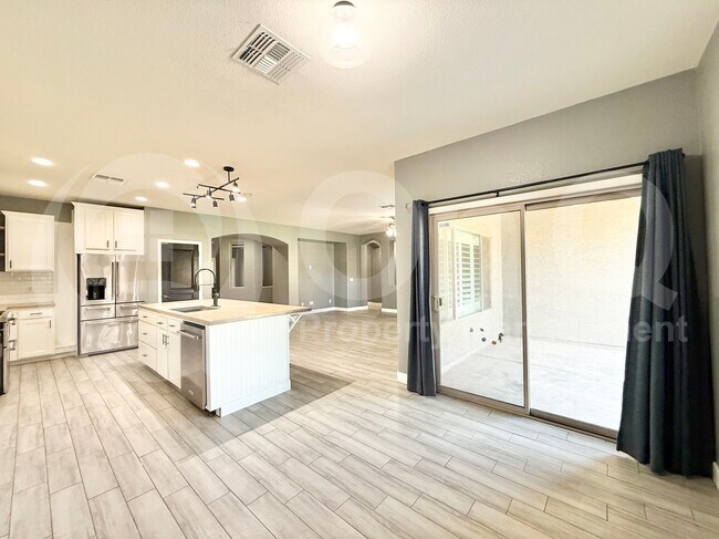 Building Photo - 960 E Chelsea Dr