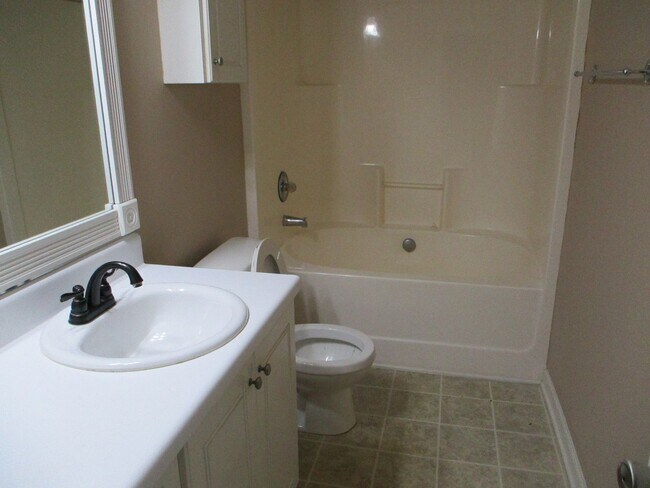 Building Photo - Spacious 2 Bedroom Townhome with Bonus Room & Private Backyard