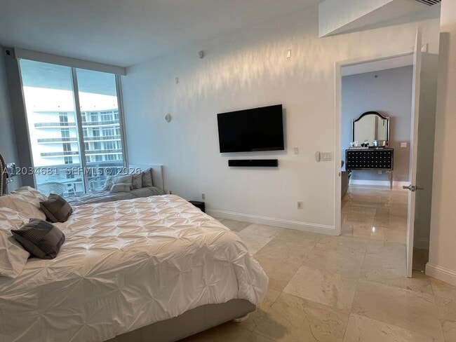 Building Photo - 16001 Collins Ave