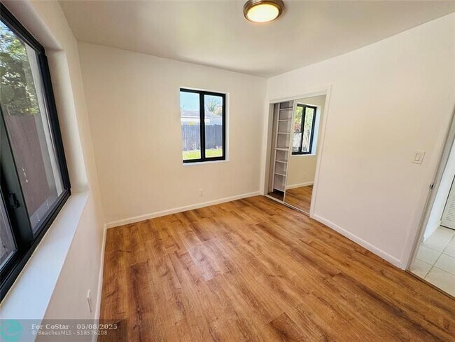 Building Photo - 1472 NE 30th Ct