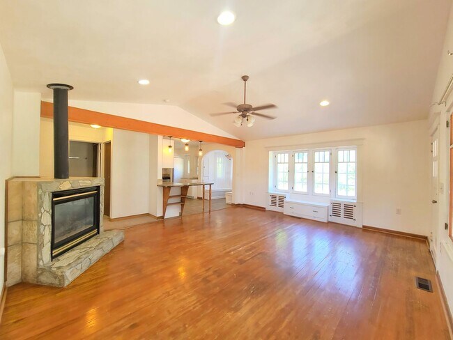 Building Photo - $2,200- 4 Bed / 2 Bath House on an Almost ...