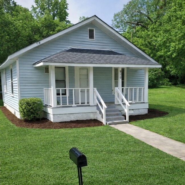 Building Photo - 910 Richardson Ave