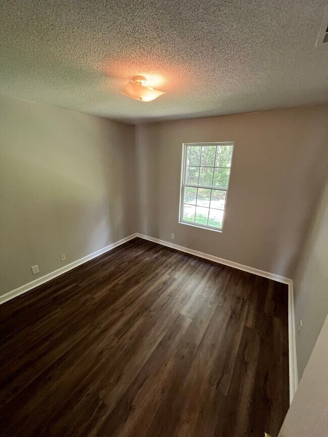 Building Photo - 807 Ash St Ext