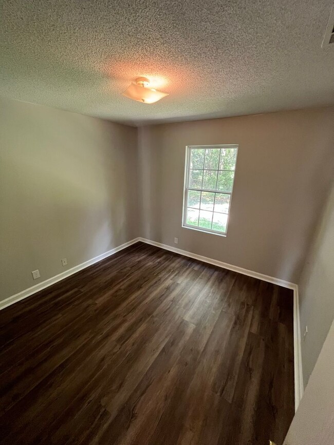 Building Photo - Ash Street Ext (807)