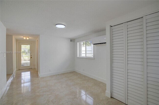 Building Photo - 616 SW 11th Ct