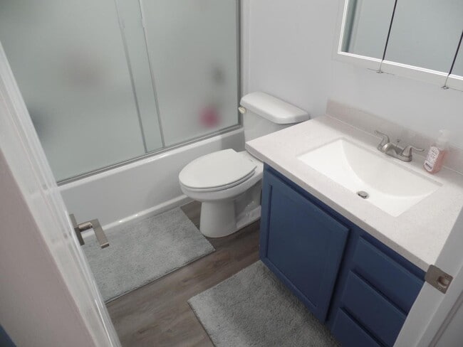 Building Photo - 3 bed - 2 bath Single Story Pet Friendly -...