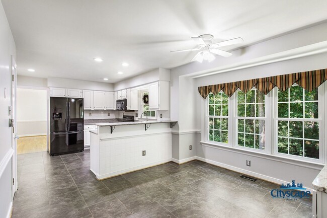 Building Photo - WONDERFUL WOODLAKE HOME WITH 1ST FLOOR BED...
