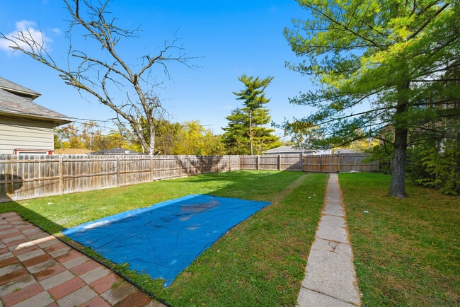 Building Photo - 14921 Lincoln Ave