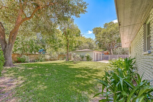 Building Photo - 5611 Briarbend Dr