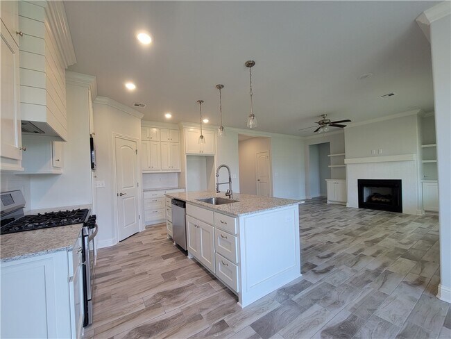 Building Photo - 1041 E Skyline Lp