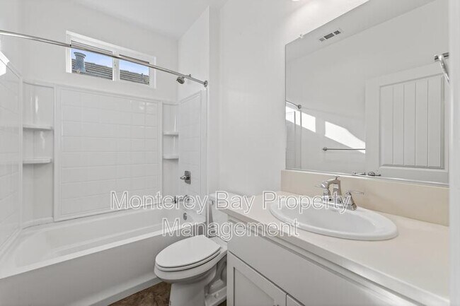 Building Photo - 480 Palisade Dr