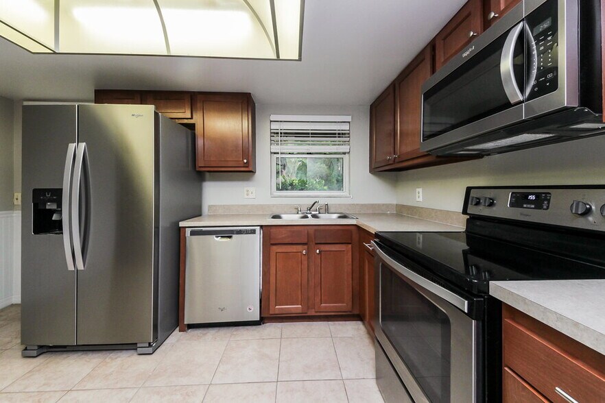 Building Photo - 10602 Lazy Lake Dr