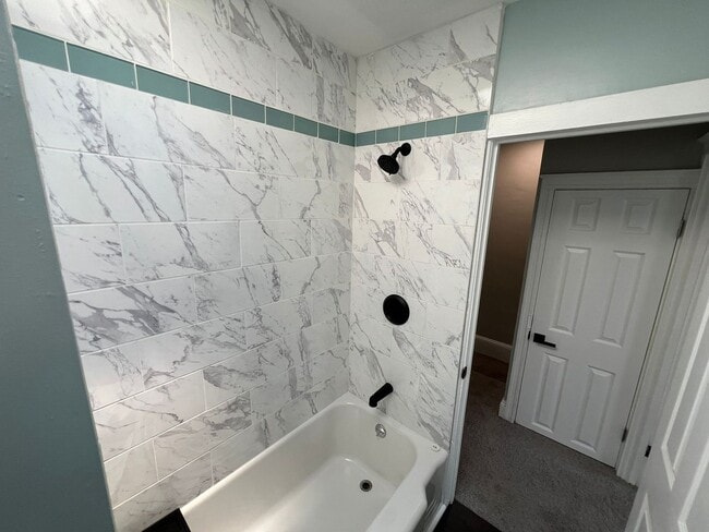 Building Photo - Charming 3 bedroom, 1 bathroom home locate...