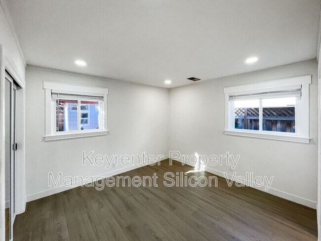 Building Photo - 803 Corlista Dr