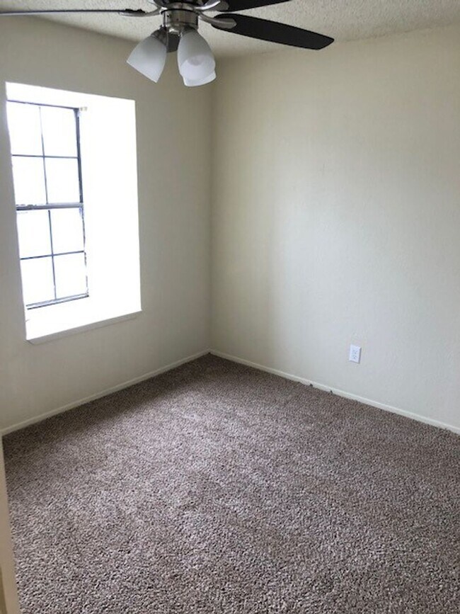 Building Photo - 2 BEDROOM CONDO BY UNT