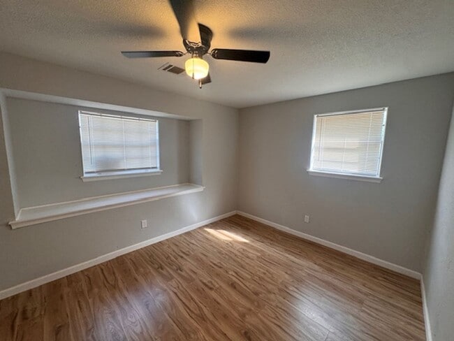 Building Photo - $300 off your move in by June 1st!   Newly remodeled 3 bed 1 bath garage conversion with monitore...