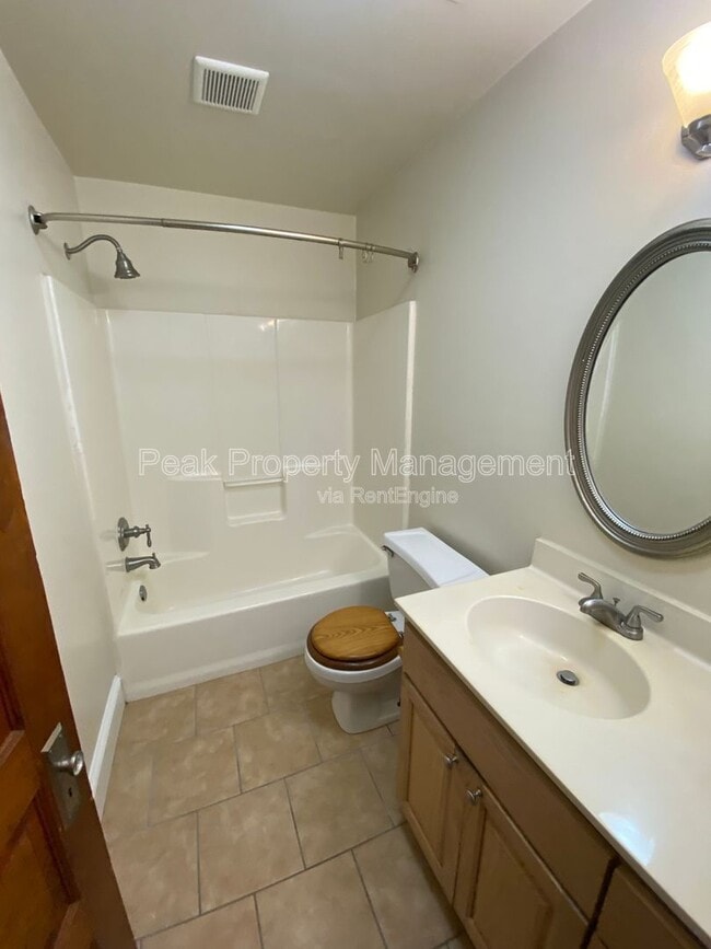 Building Photo - 244 N Sycamore St